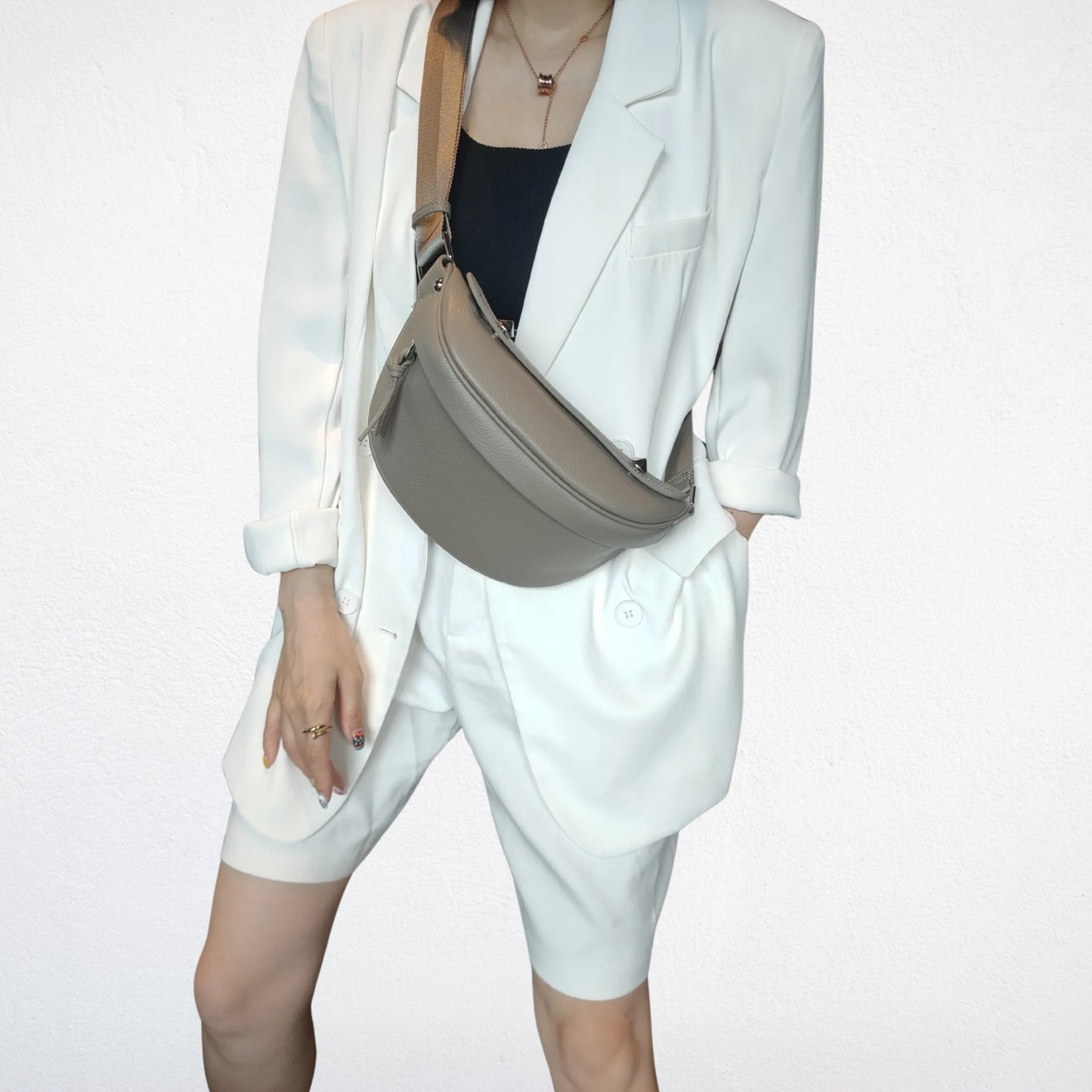 Sac En Cuir Bandouliere Femme gris porté