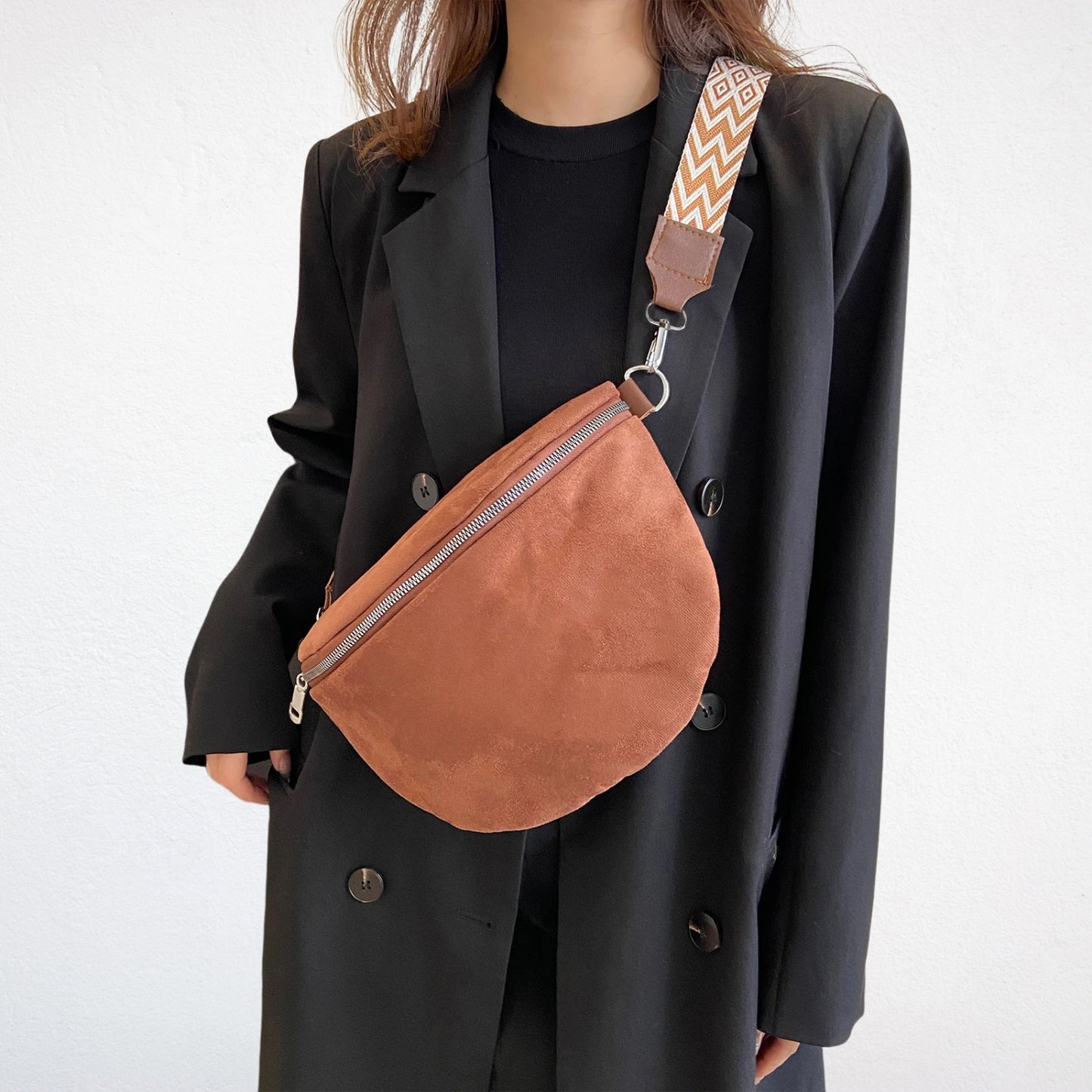 Sac Banane Daim marron porté