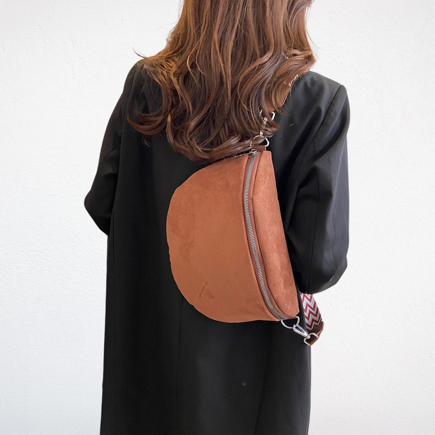 Sac Banane Daim marron porté 2