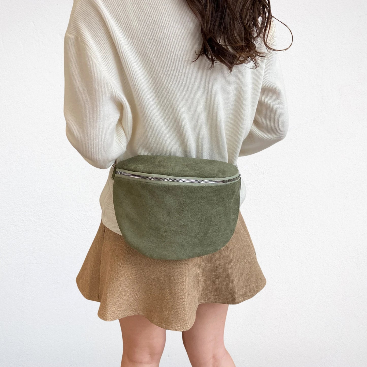 Sac Banane Daim vert porté