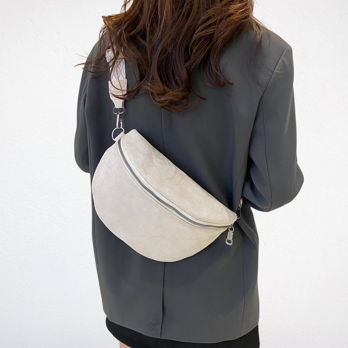 Sac Banane Daim blanc porté
