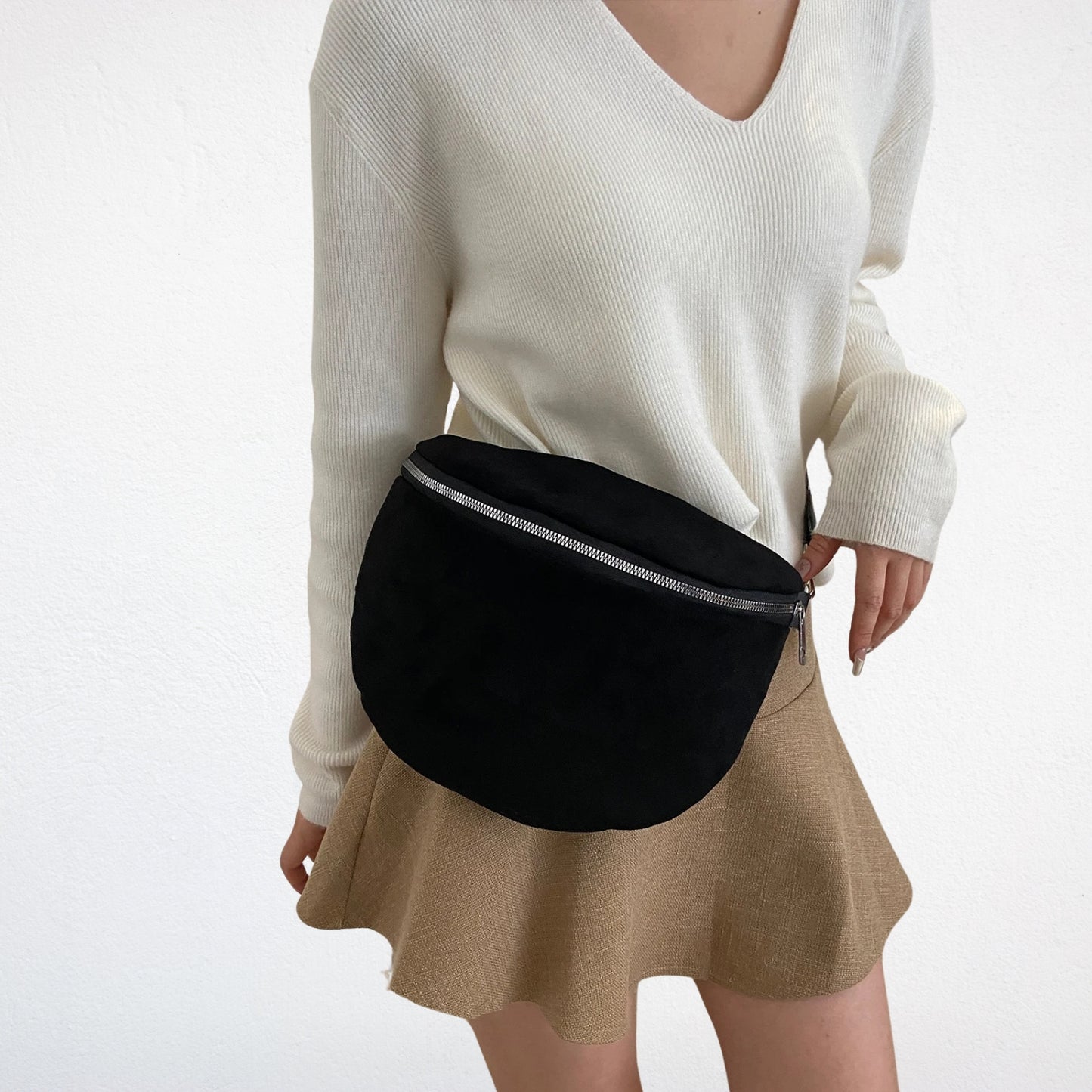 Sac Banane Daim noir porté