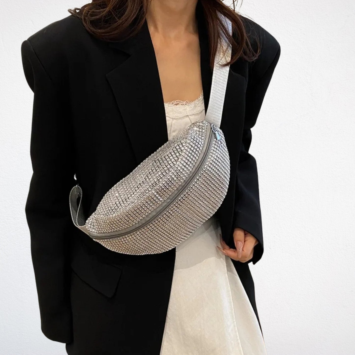 sac banane strass argent porté devant