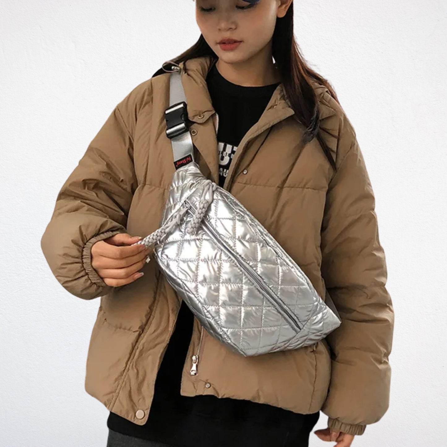 sac banane doudoune argent porté devant