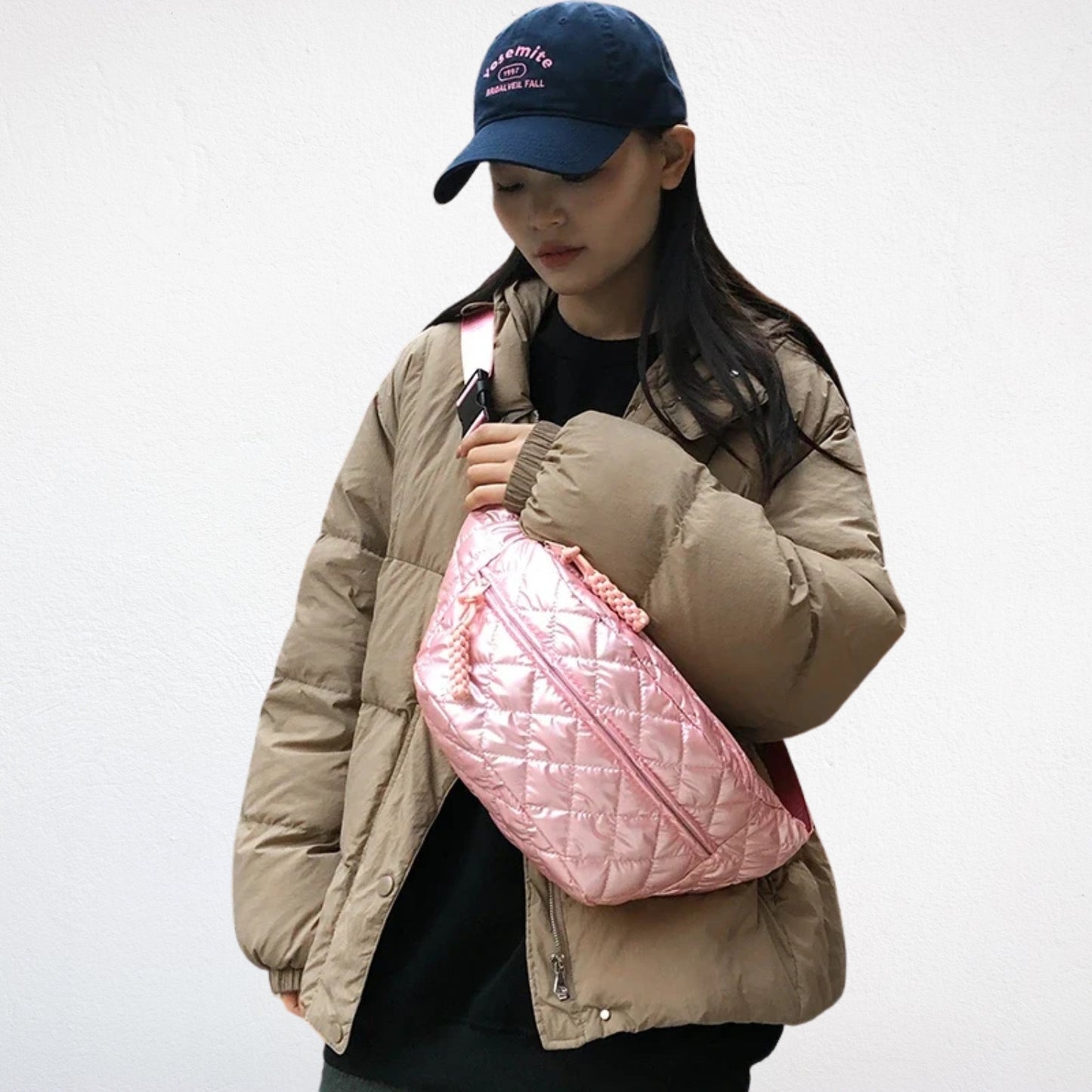 sac banane doudoune rose porté devant