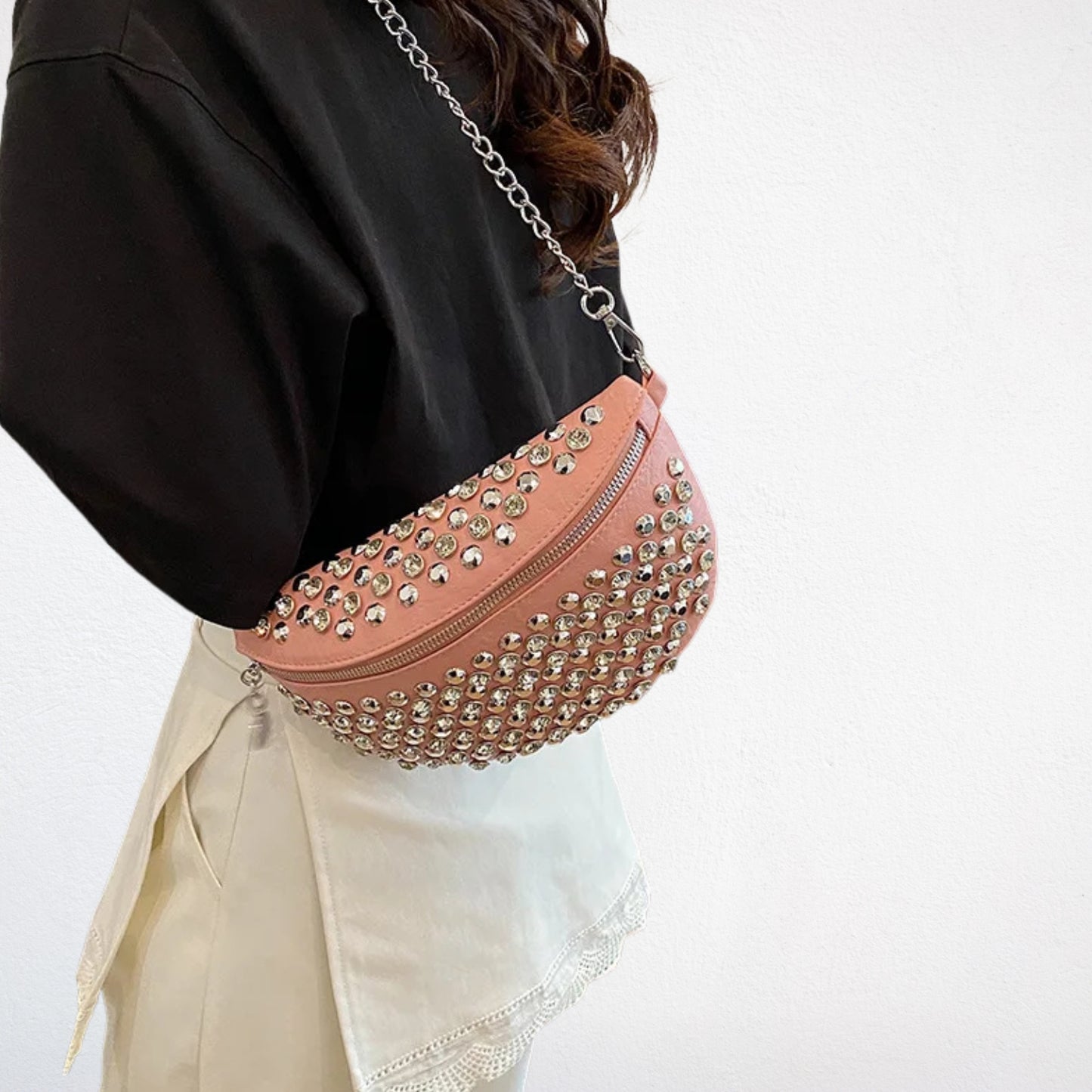 sac forme demi lune rose porté 3/4
