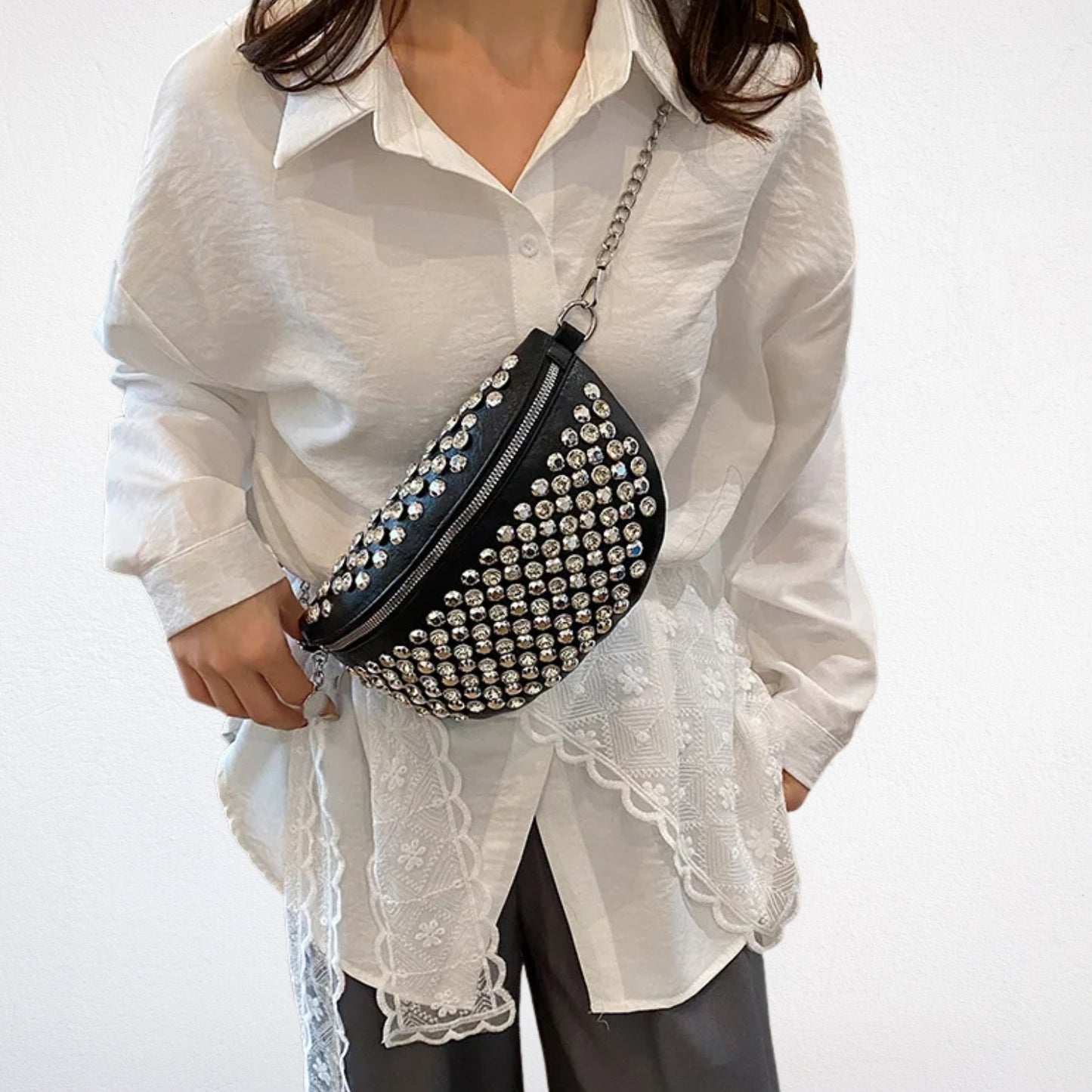 sac forme demi lune noir porté devant