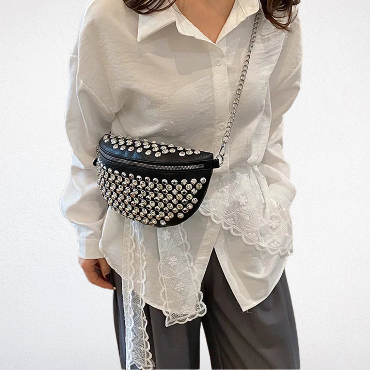 sac forme demi lune noir porté côté