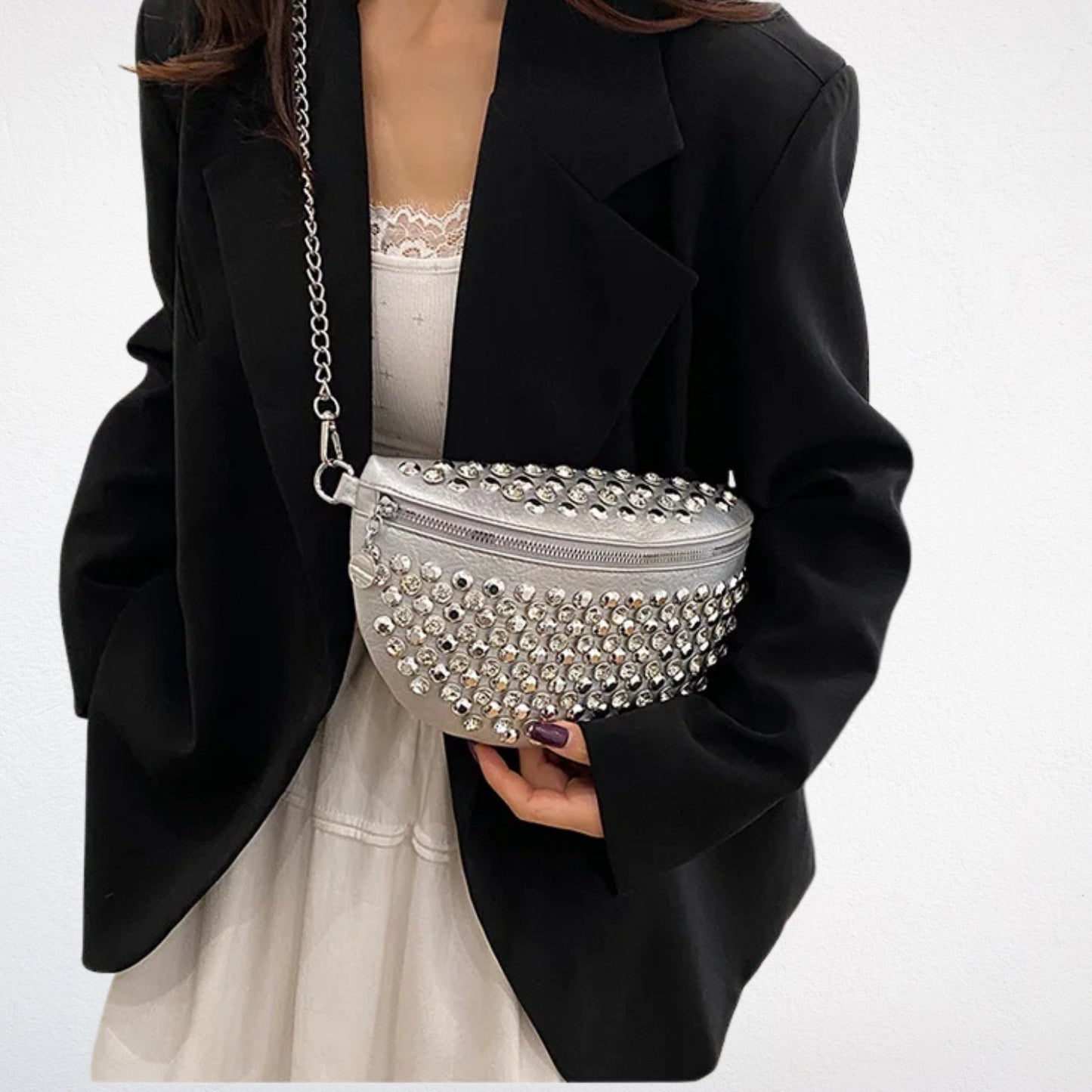 sac forme demi lune argent porté devant