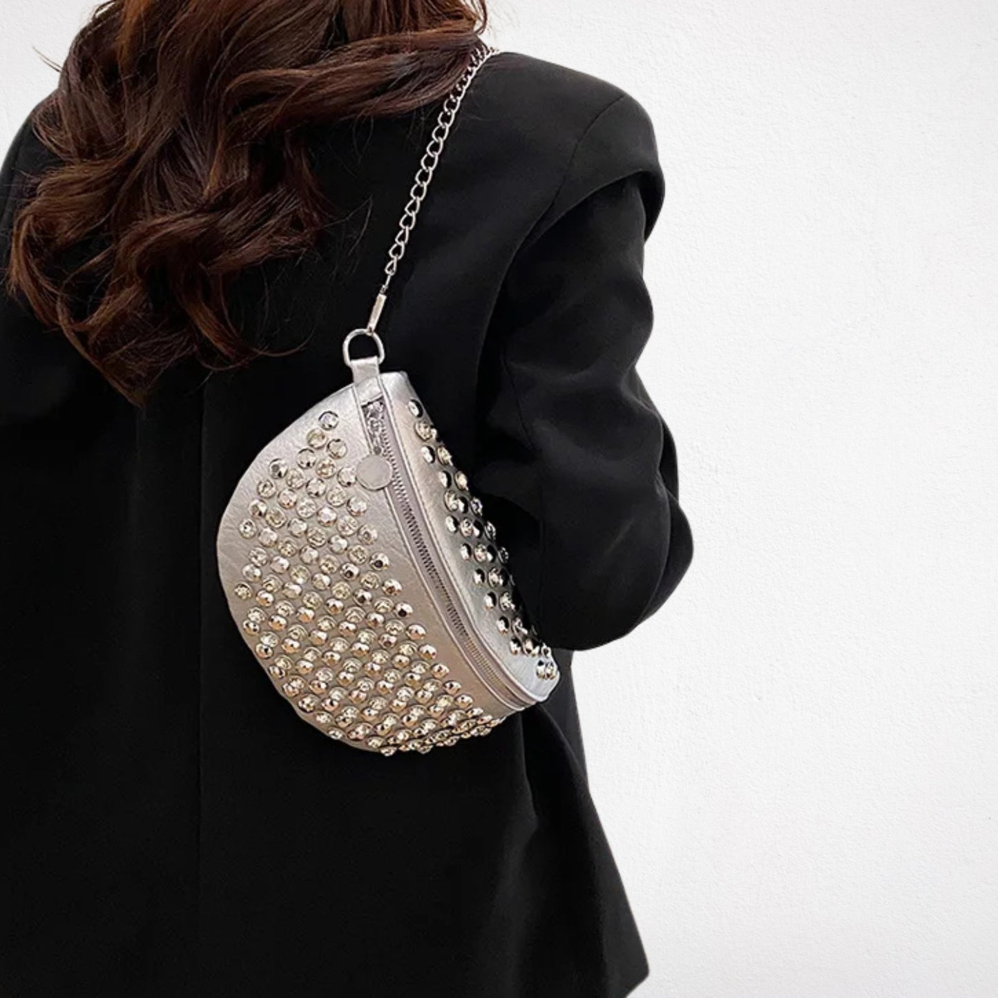 sac forme demi lune argent porté dos