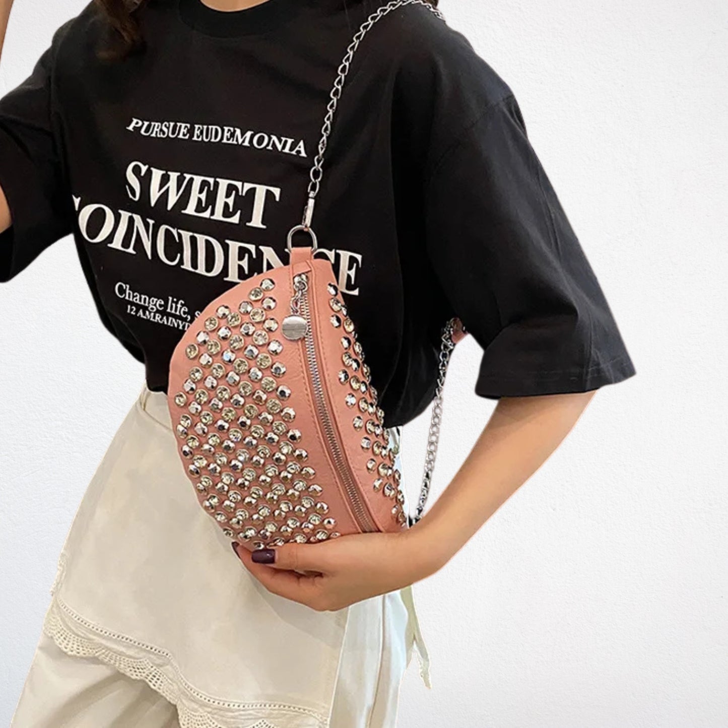 sac forme demi lune rose porté épaule