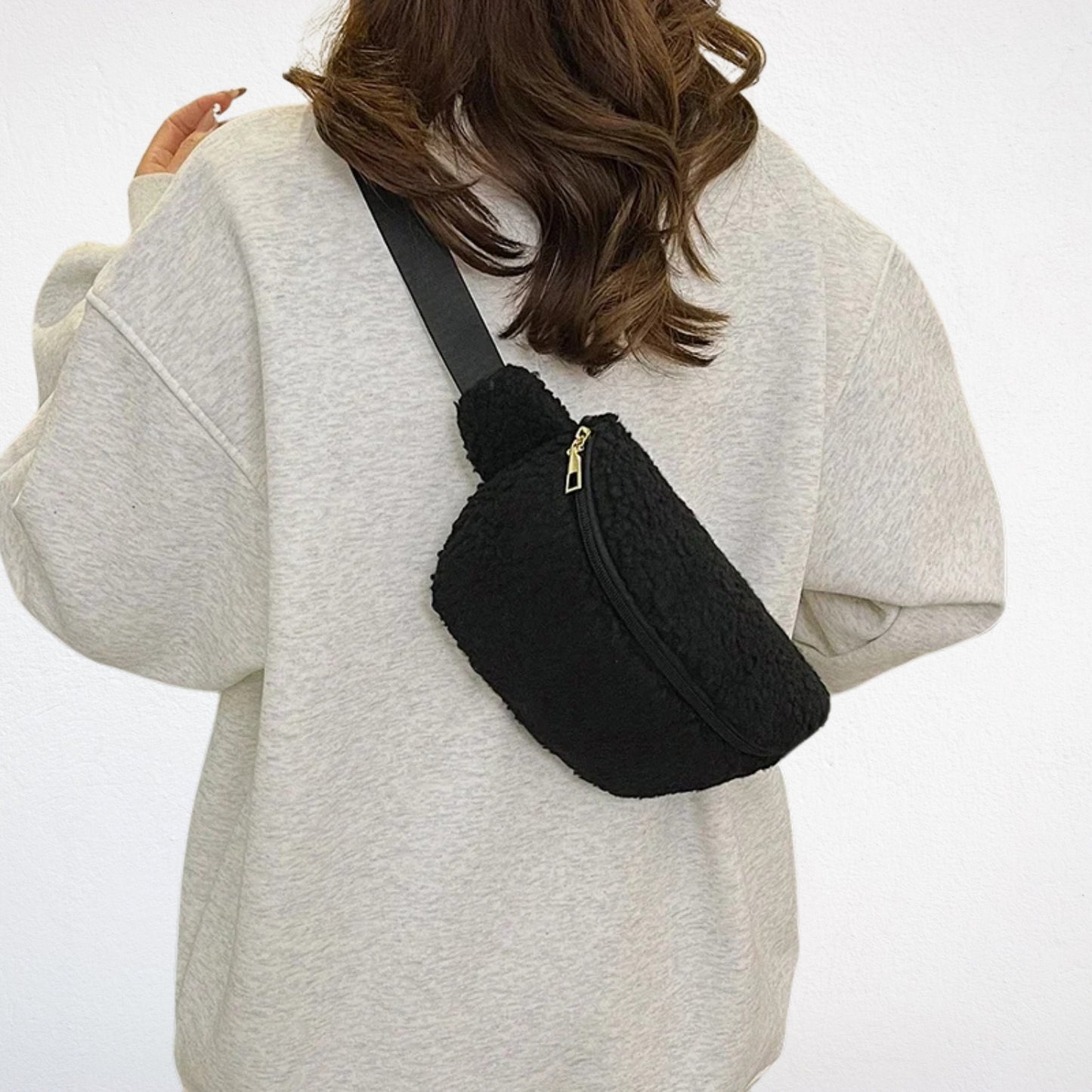 Sac Banane Peluche noir porté