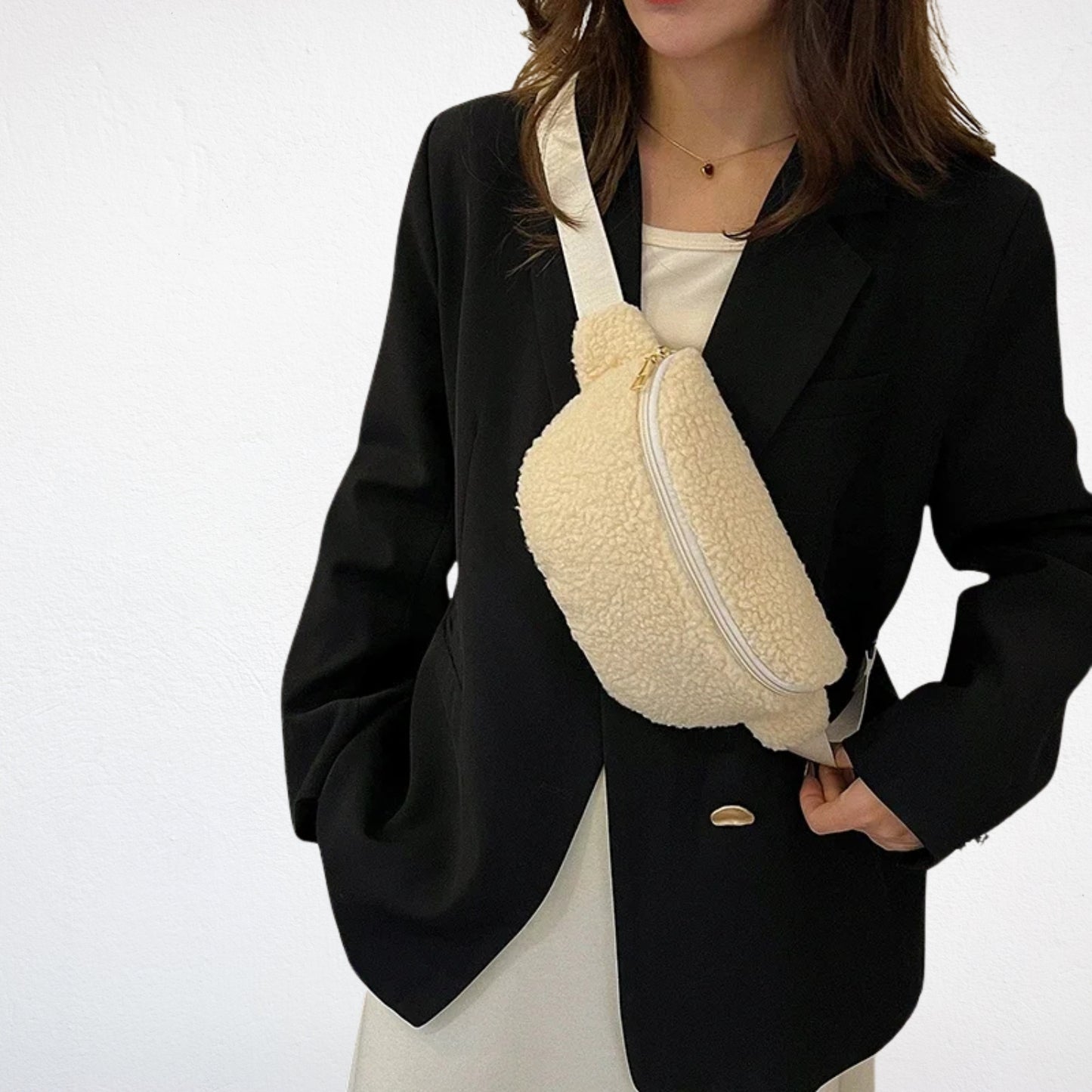 Sac Banane Peluche blanc porté