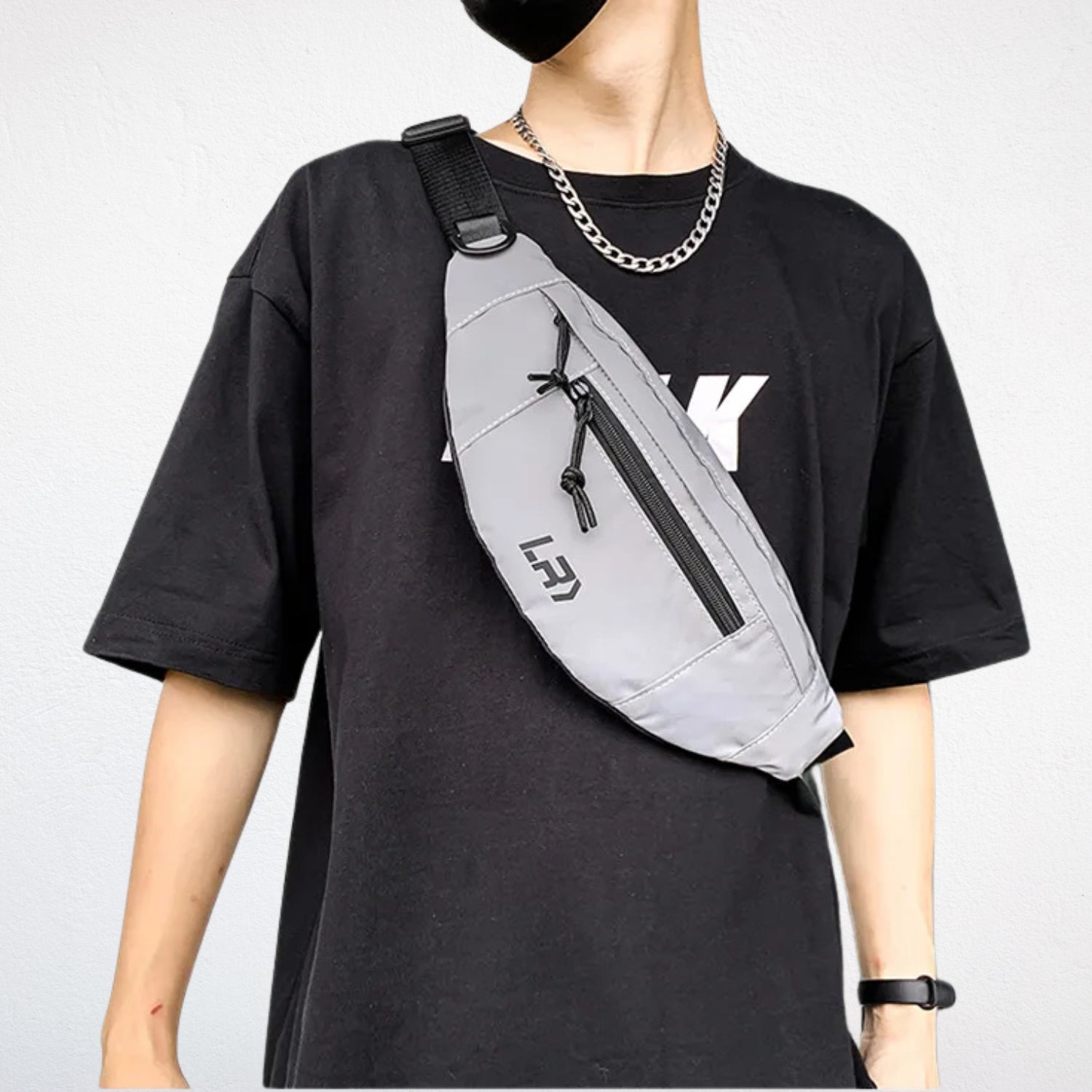 Sac Banane Réfléchissant gris porté