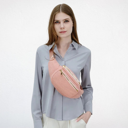 Sac Banane Velours Rose porté