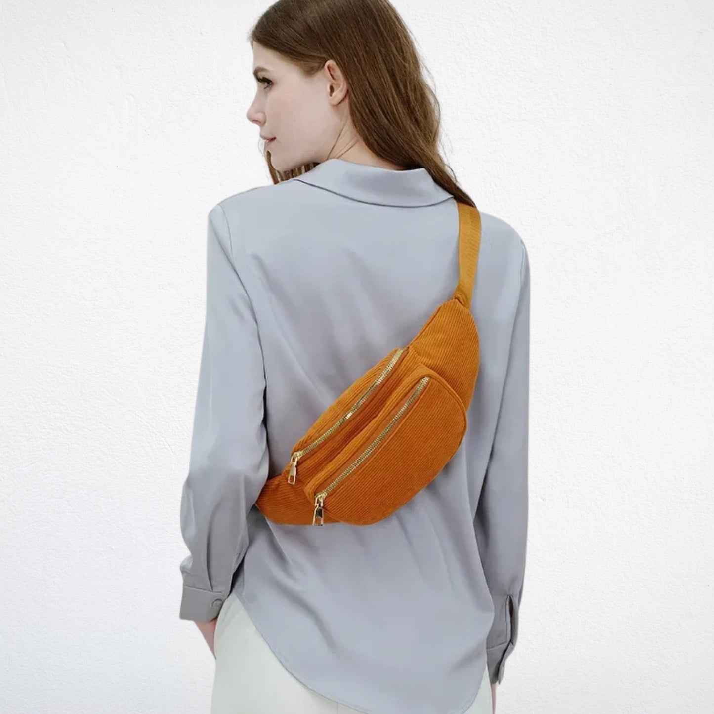Sac Banane Femme En Velours marron porté dos