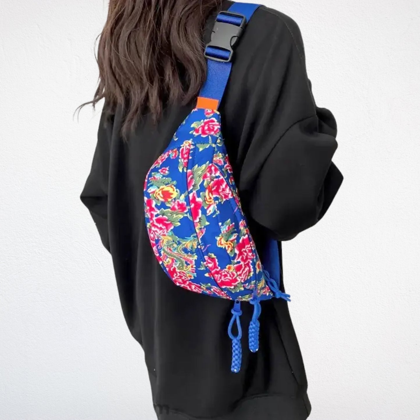 Sac Banane Fleuri bleu porté