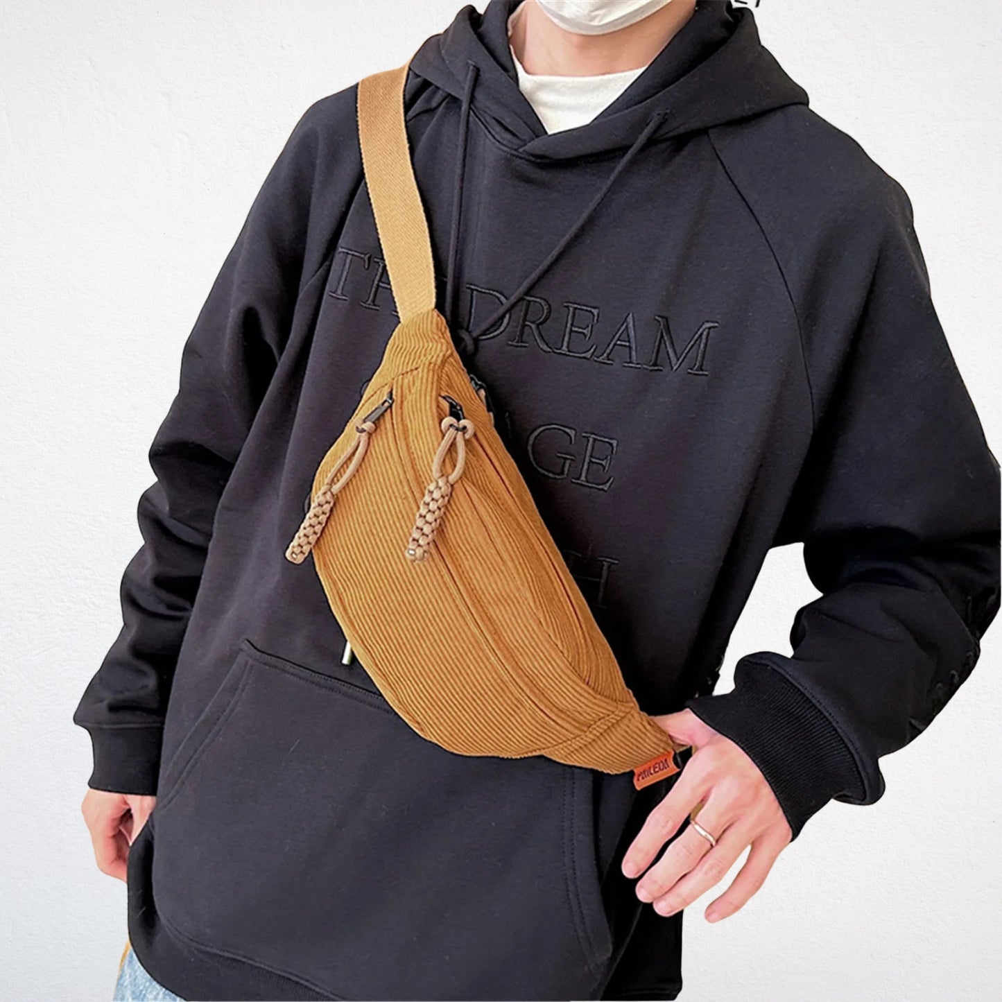Sac Banane en Velours Cotelé marron sable porté