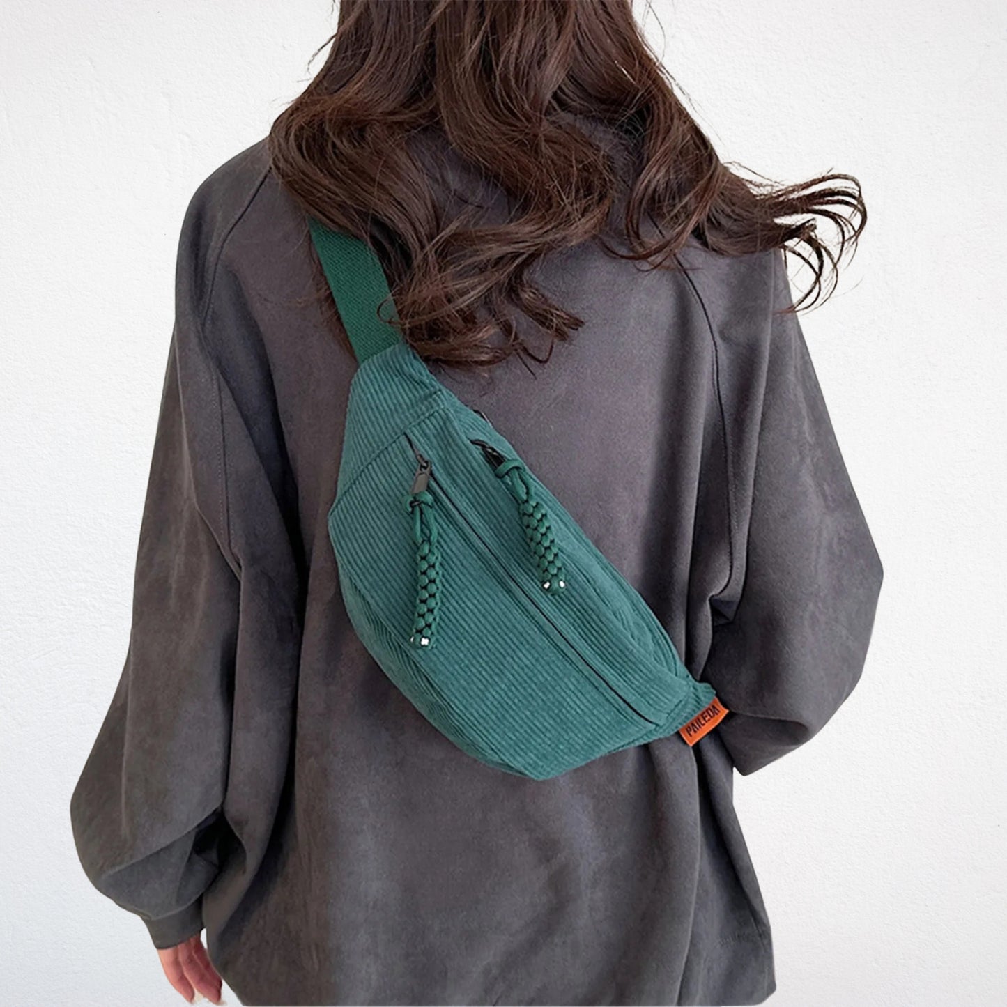 Sac Banane en Velours Cotelé vert porté dos