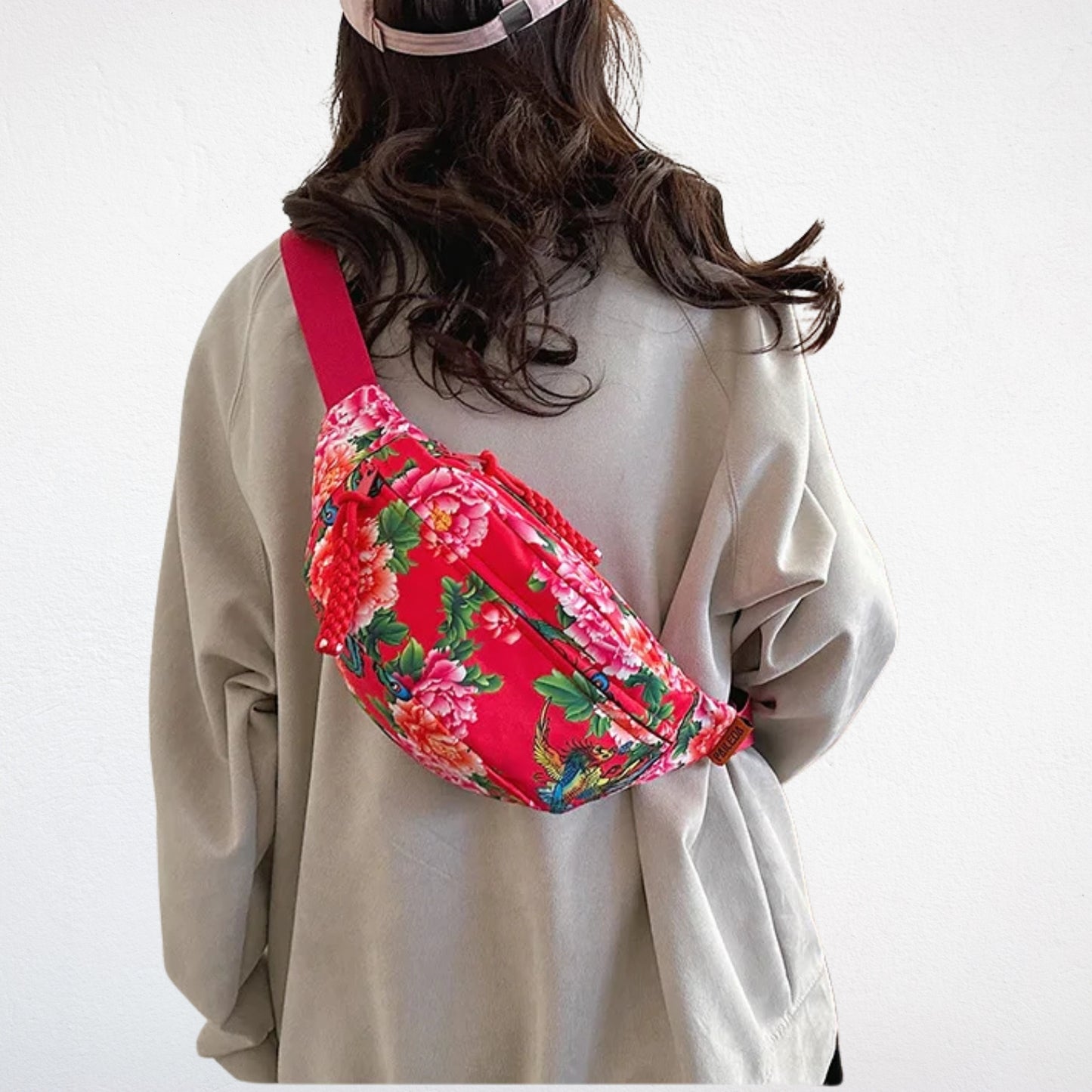Sac Banane Fleuri rouge porté