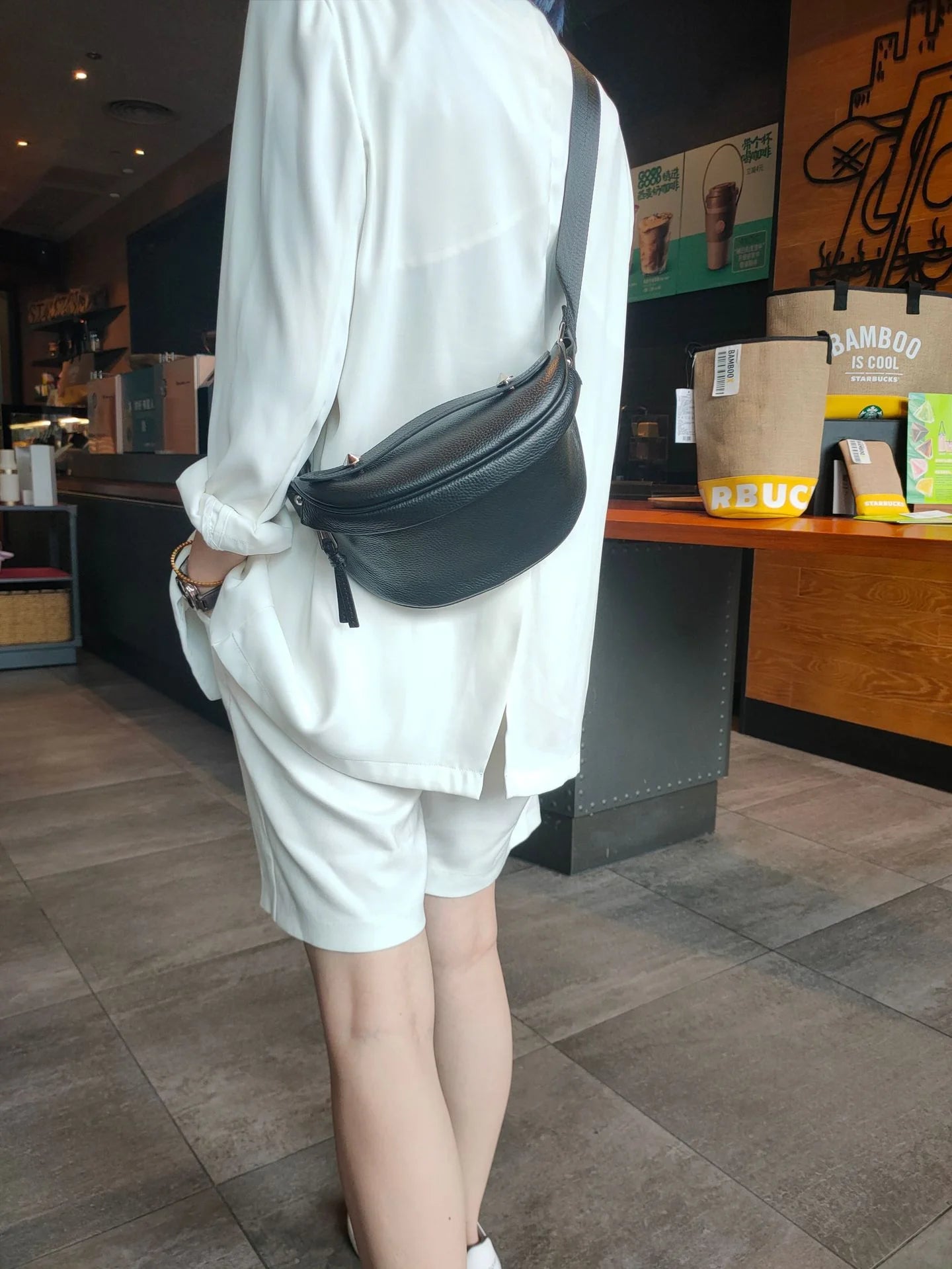 Sac en Cuir Noir Bandoulière noir porté dos