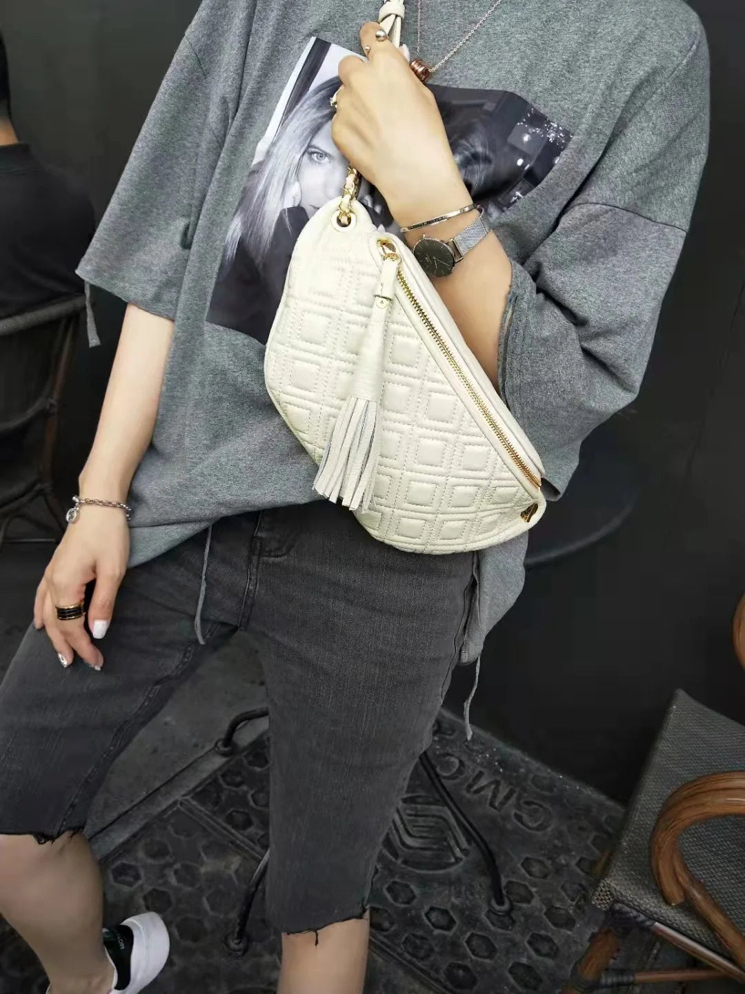 Sac Poitrine Femme Cuir porté debout