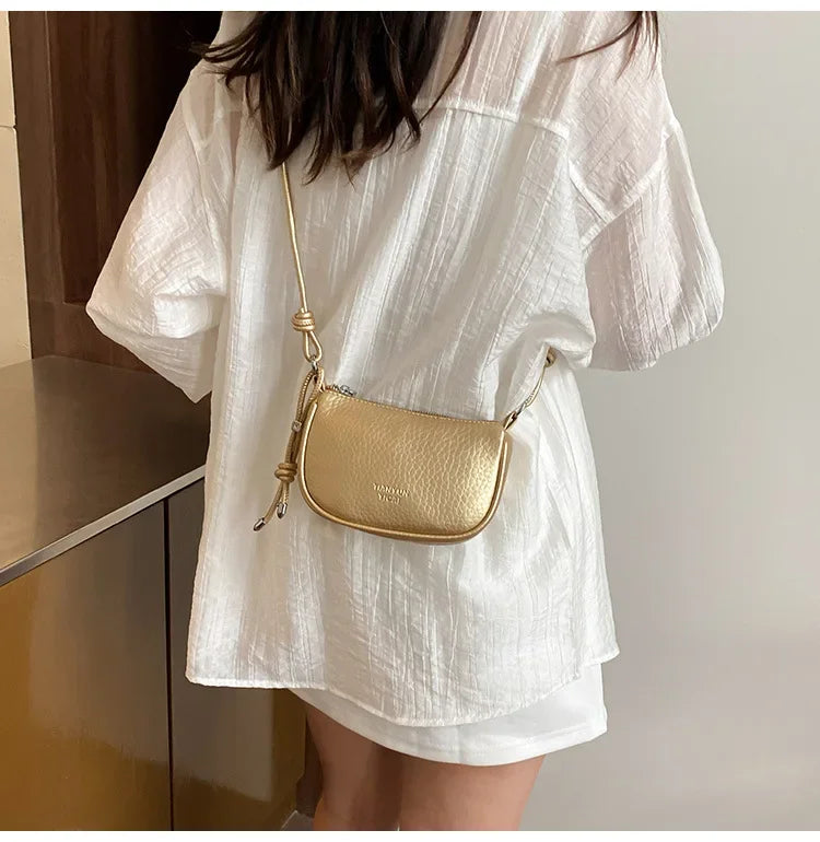 petit sac bandouliere femme doré porté