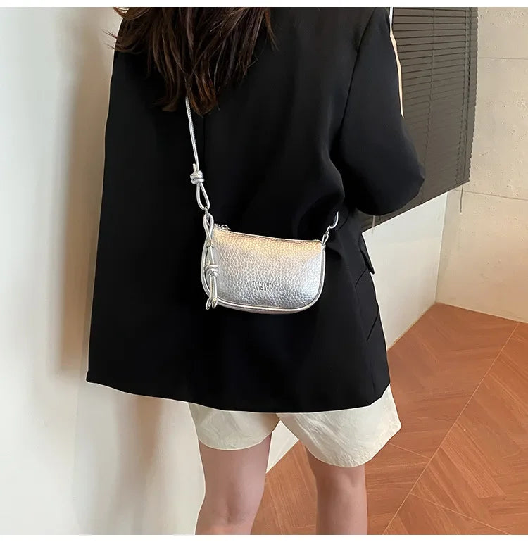 petit sac bandouliere femme argent porté