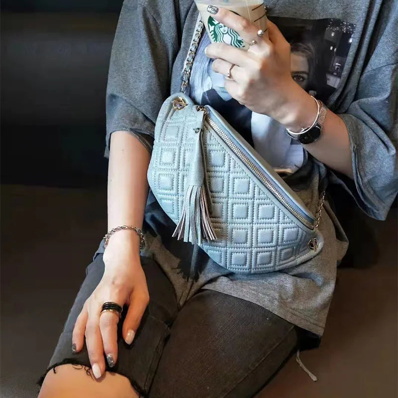 Sac Poitrine Femme Cuir bleu clair porté assis