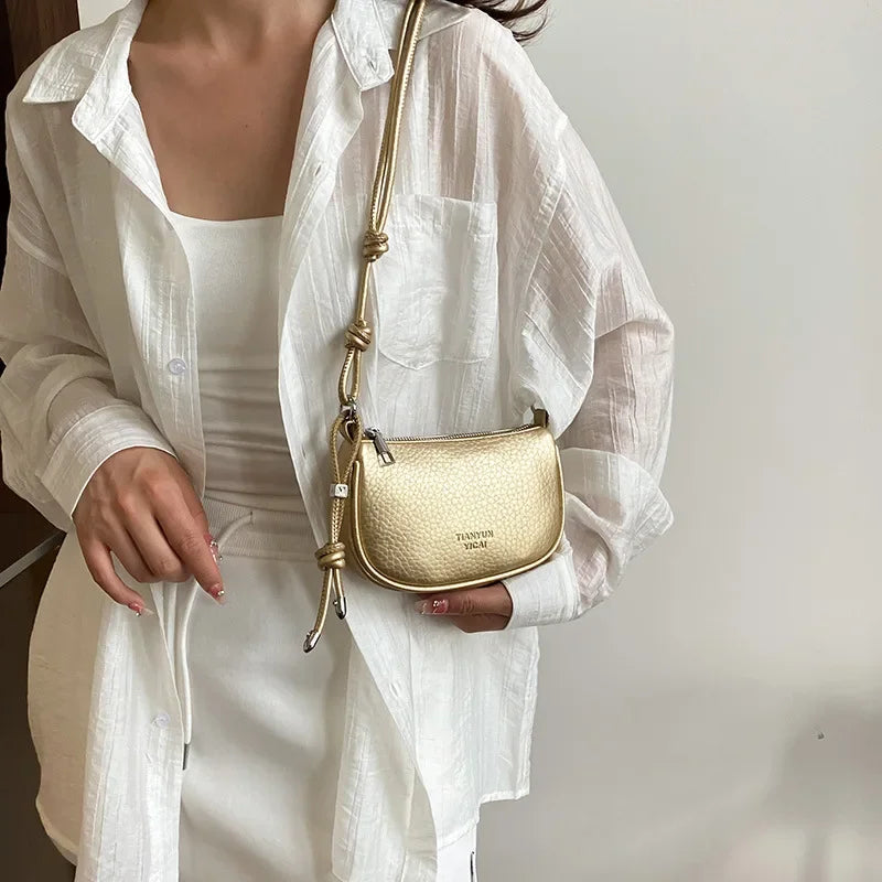 petit sac bandouliere femme doré porté