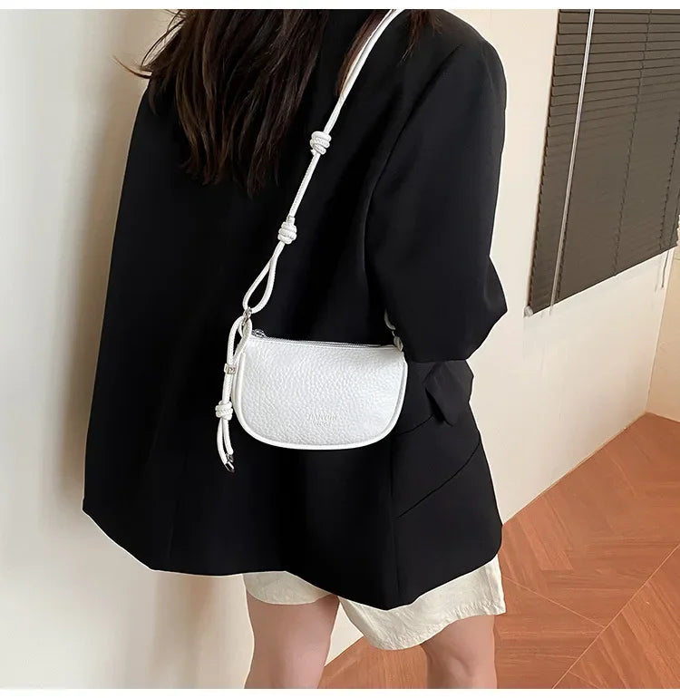 petit sac bandouliere femme blanc porté