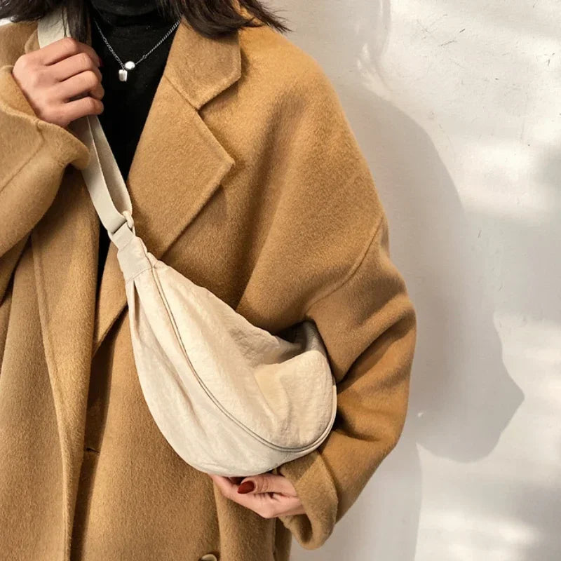 Sac à Main Crossbody beige porté 2