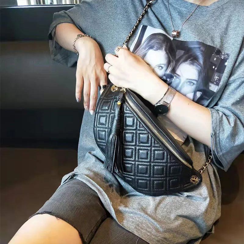 Sac Poitrine Femme Cuir noir porté assis