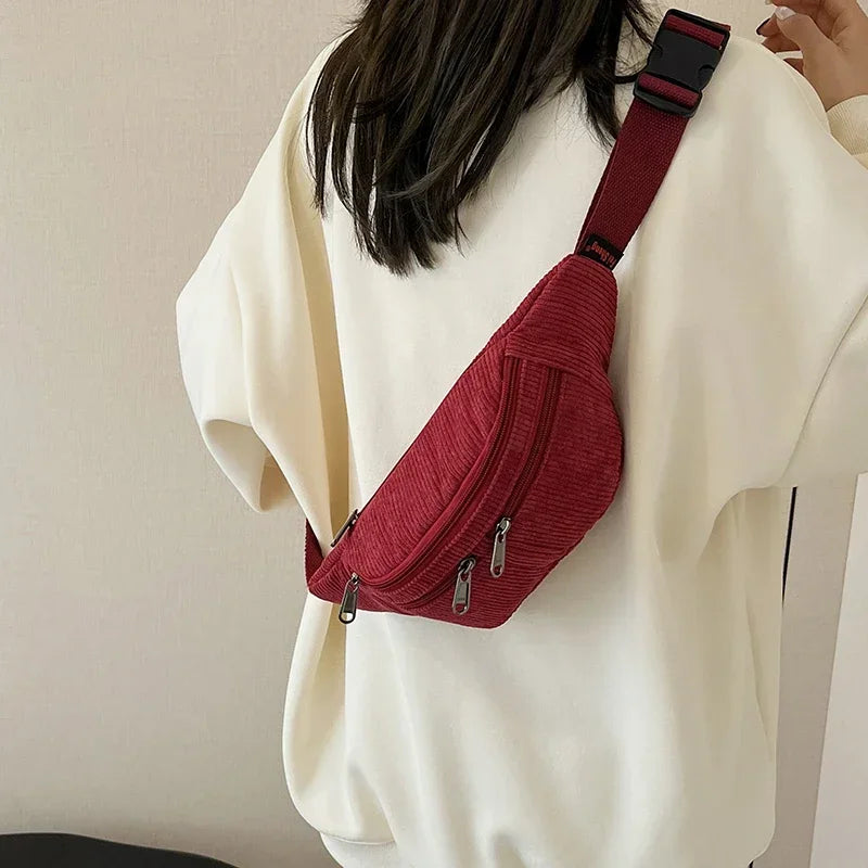 Sac Corduroy rouge porté