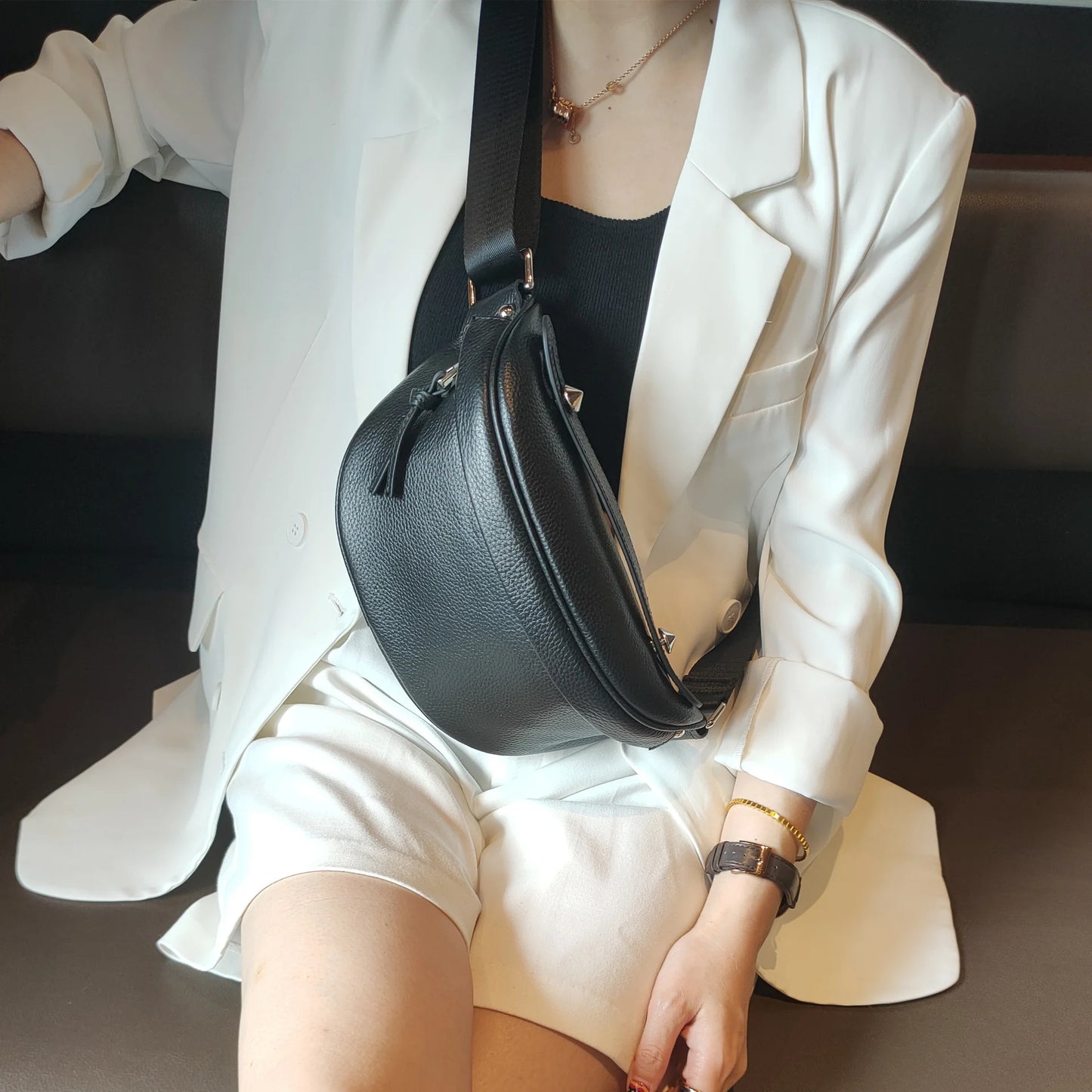 Sac en Cuir Noir Bandoulière noir porté