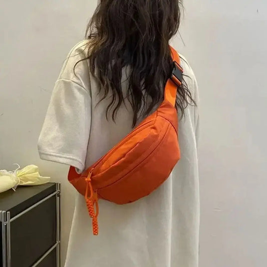 Sac Banane Demi-Lune rouge porté