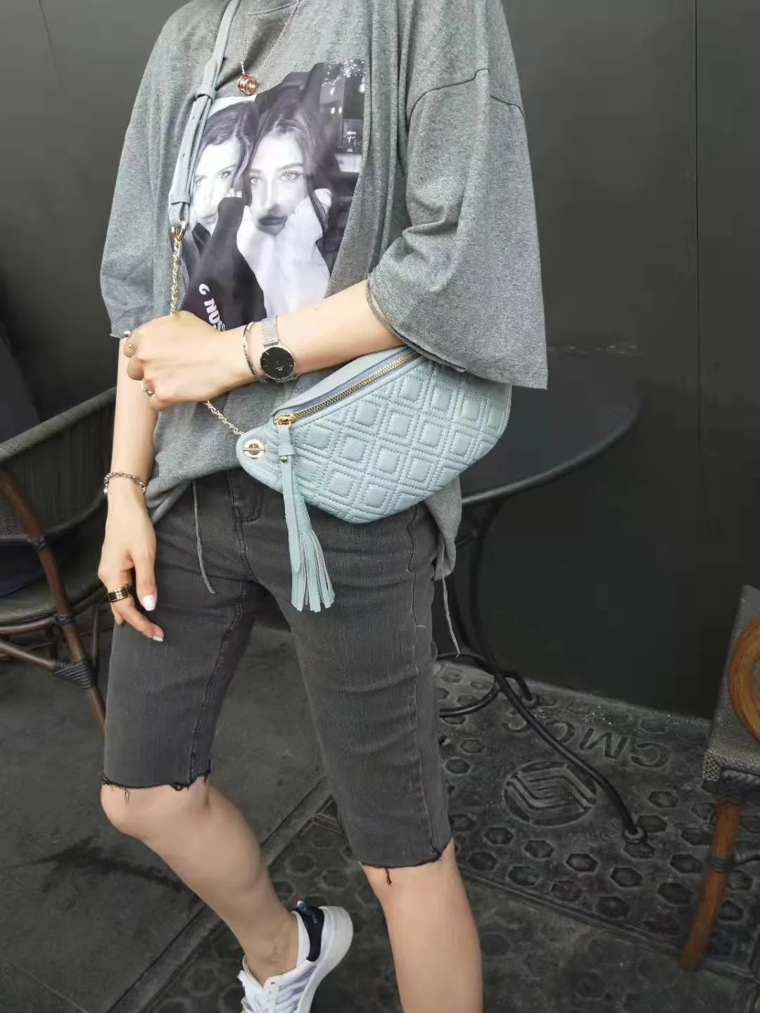 Sac Poitrine Femme Cuir bleu clair porté debout