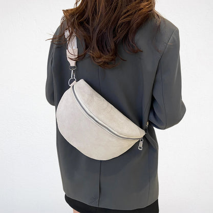Sac Banane Daim blanc porté