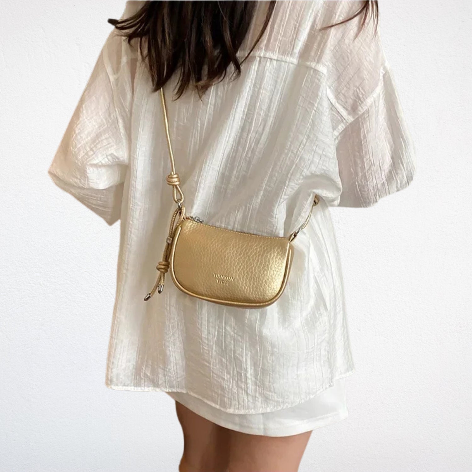 Sac bandoulière doré porté dos
