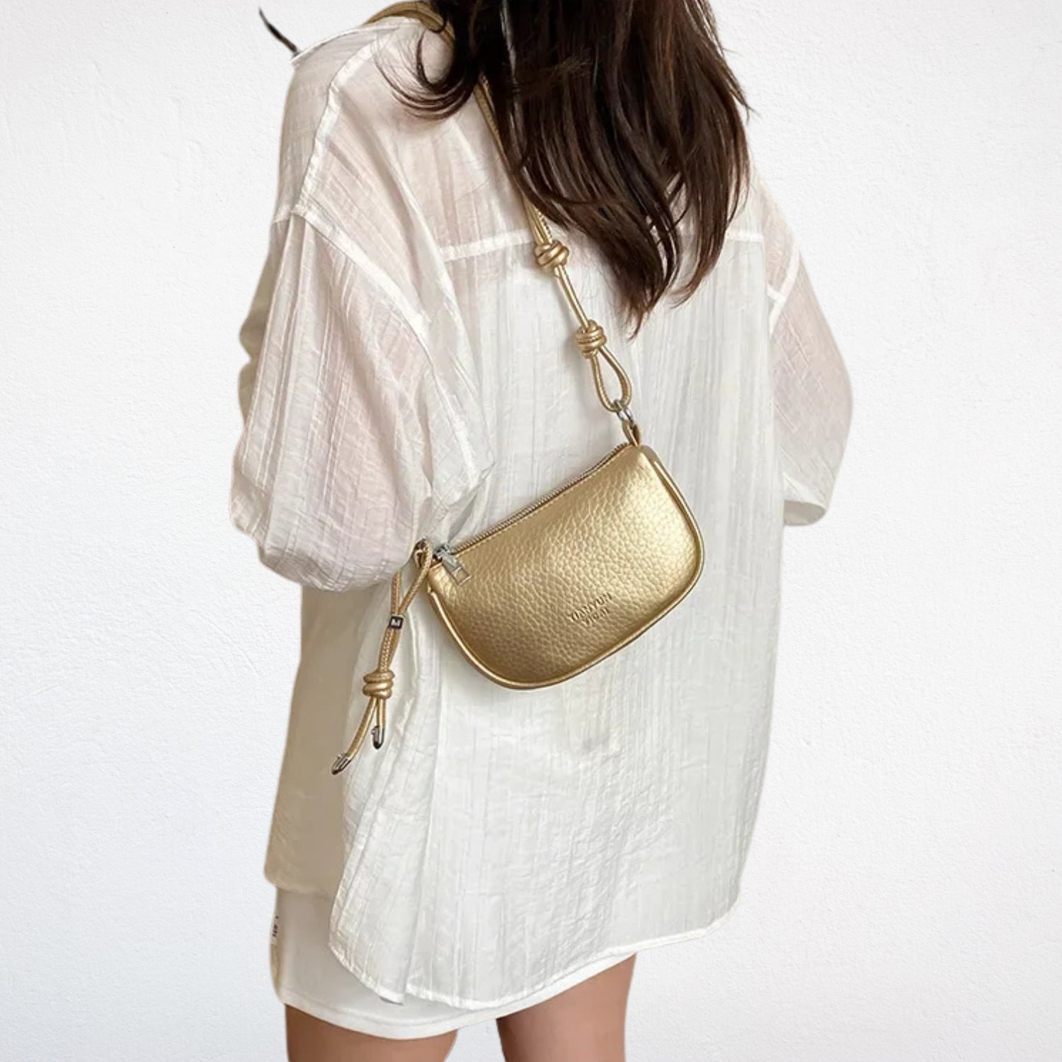 Sac bandoulière doré porté 3/4
