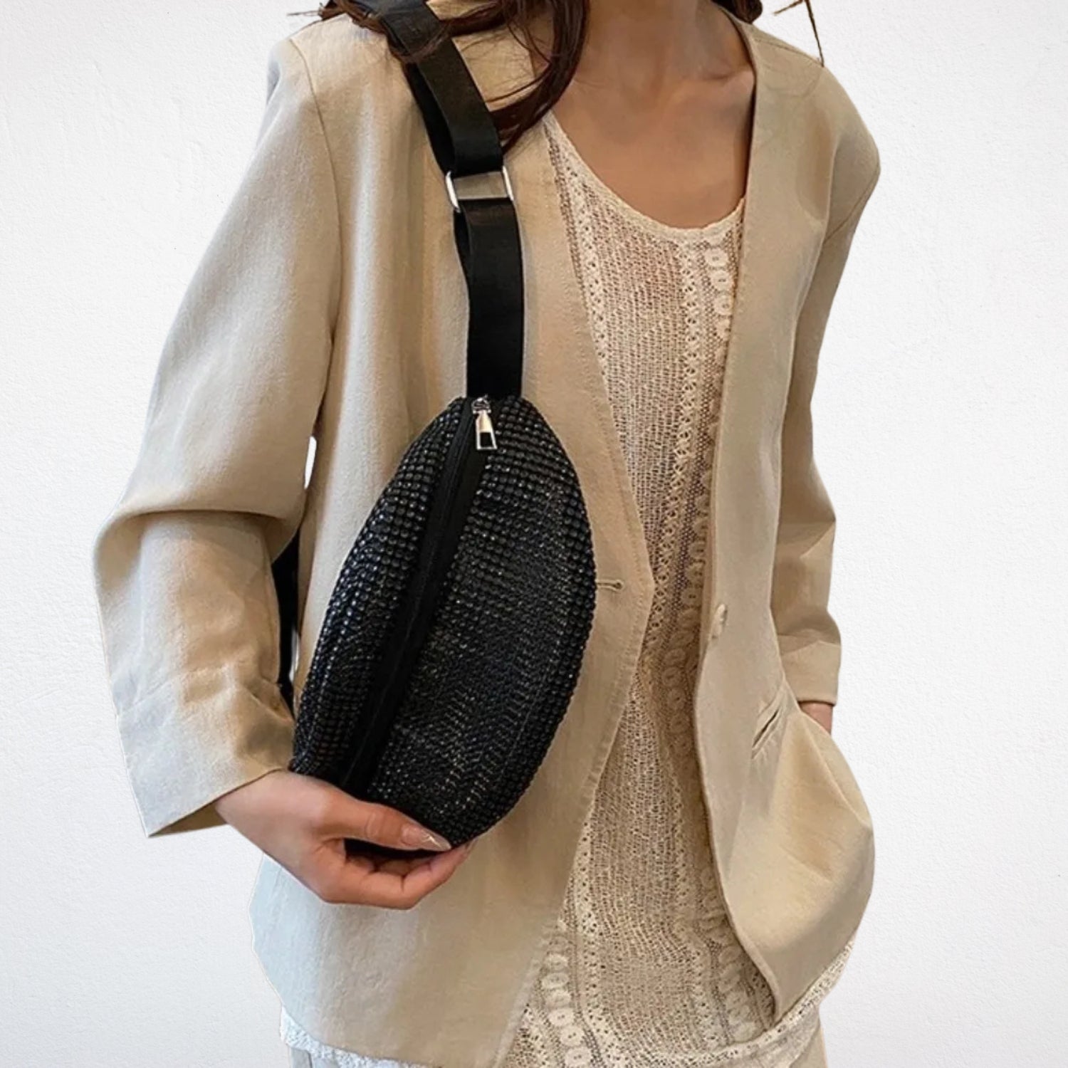 sac banane strass noir porté épaule