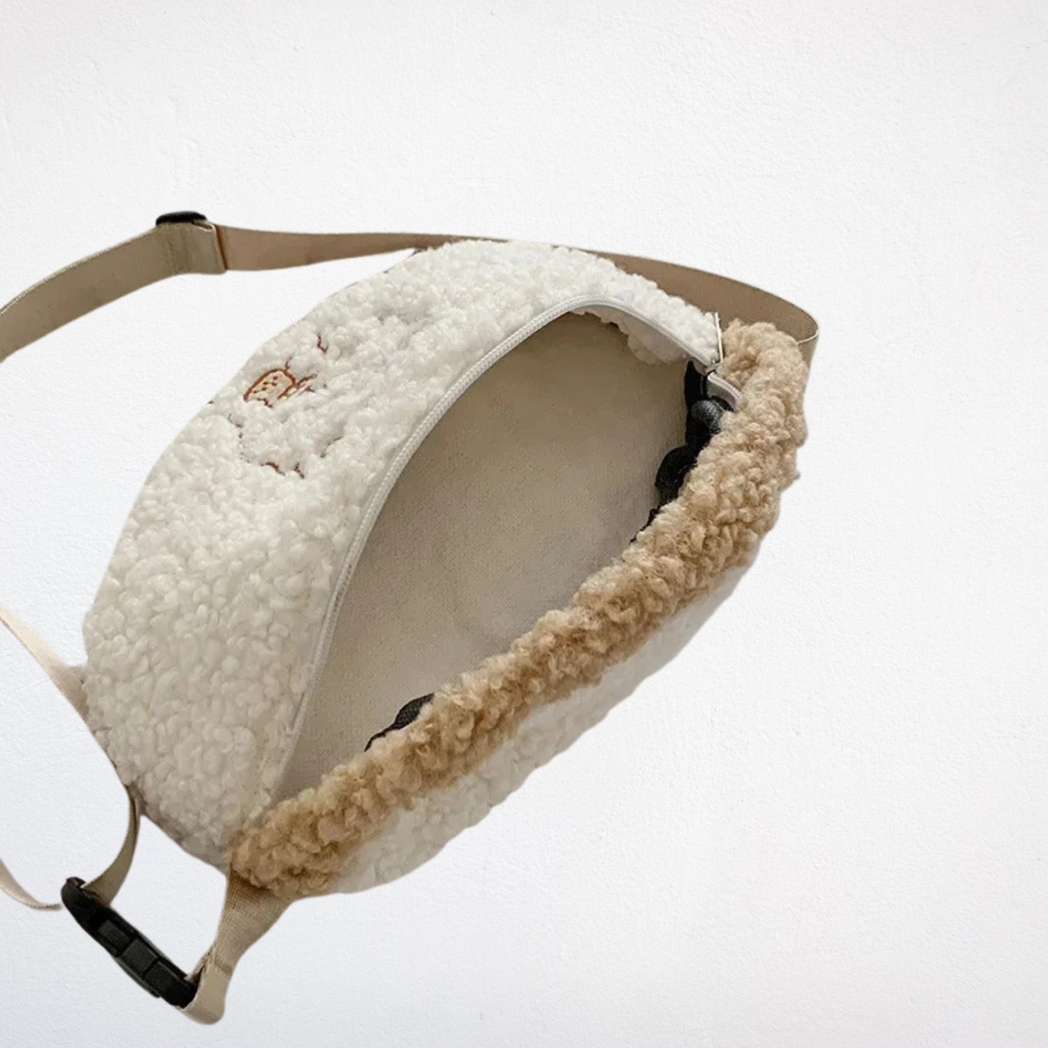 Sac Banane En Peluche beige ouvert