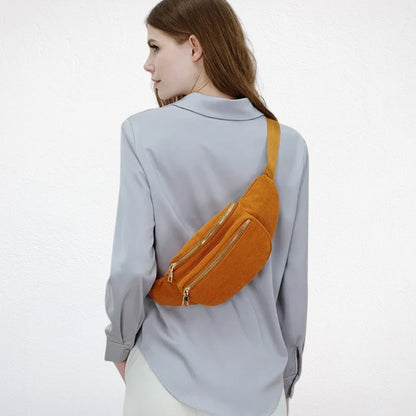 Sac Banane Femme En Velours marron porté dos