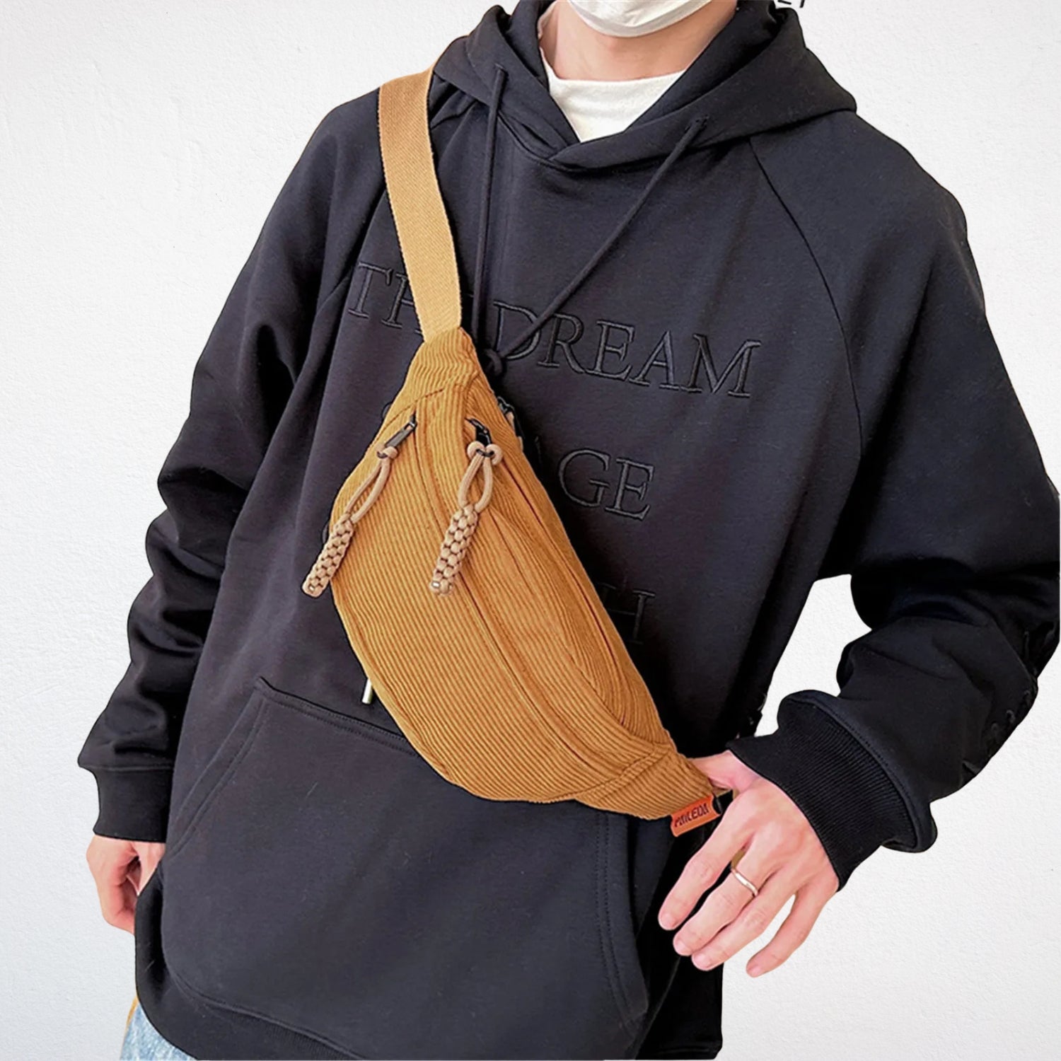 Sac Banane en Velours Cotelé  marron sable porté