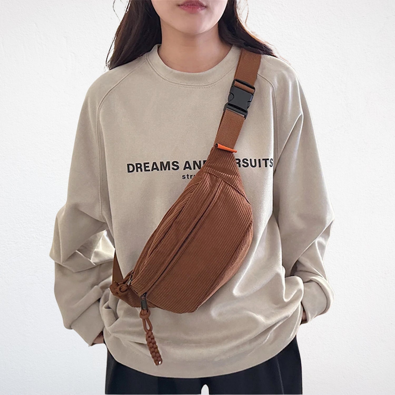 Sac Banane en Velours Cotelé marron porté
