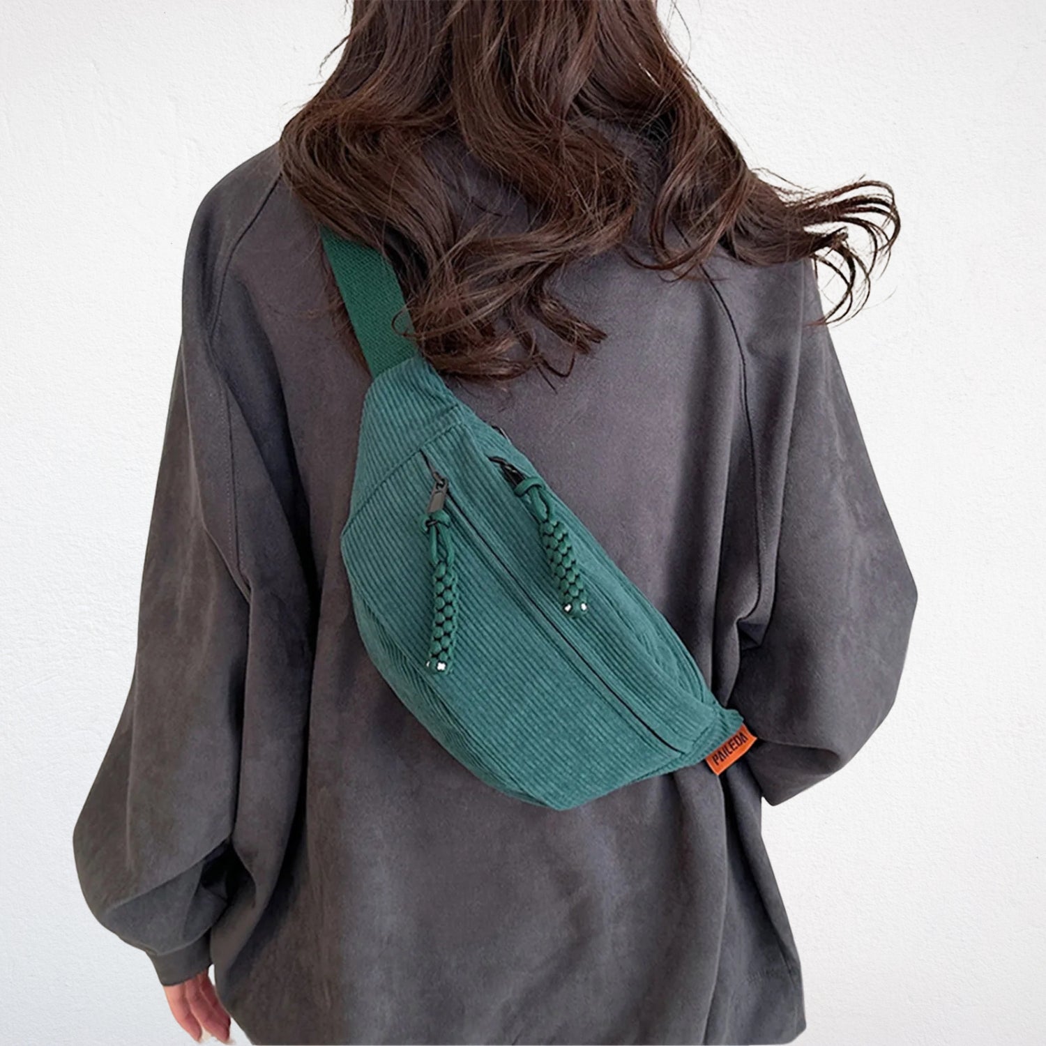 Sac Banane en Velours Cotelé  vert porté dos
