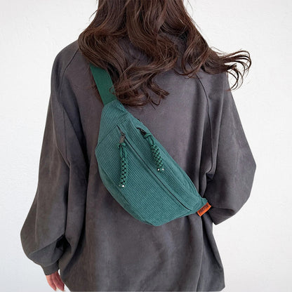 Sac Banane en Velours Cotelé  vert porté dos