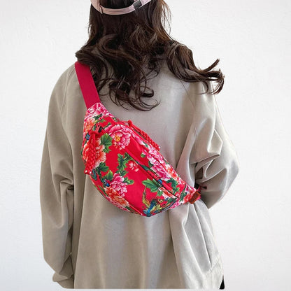 Sac Banane Fleuri rouge porté